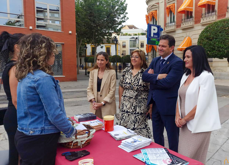 Valverde hace entrega a la Asociación de Familiares de Enfermos de Alzheimer de la colaboración de la Diputación de Ciudad Real