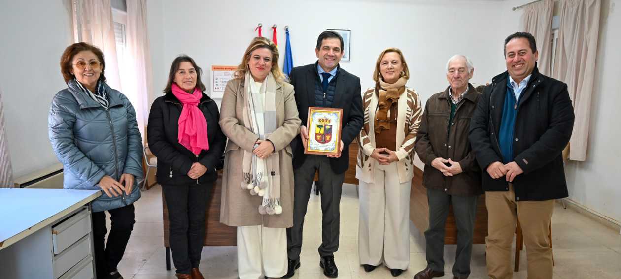 Valverde reafirma en una visita a Navalpino el compromiso de la Diputación con el desarrollo de los pueblos pequeños, mantener la población y los servicios en los núcleos rurales