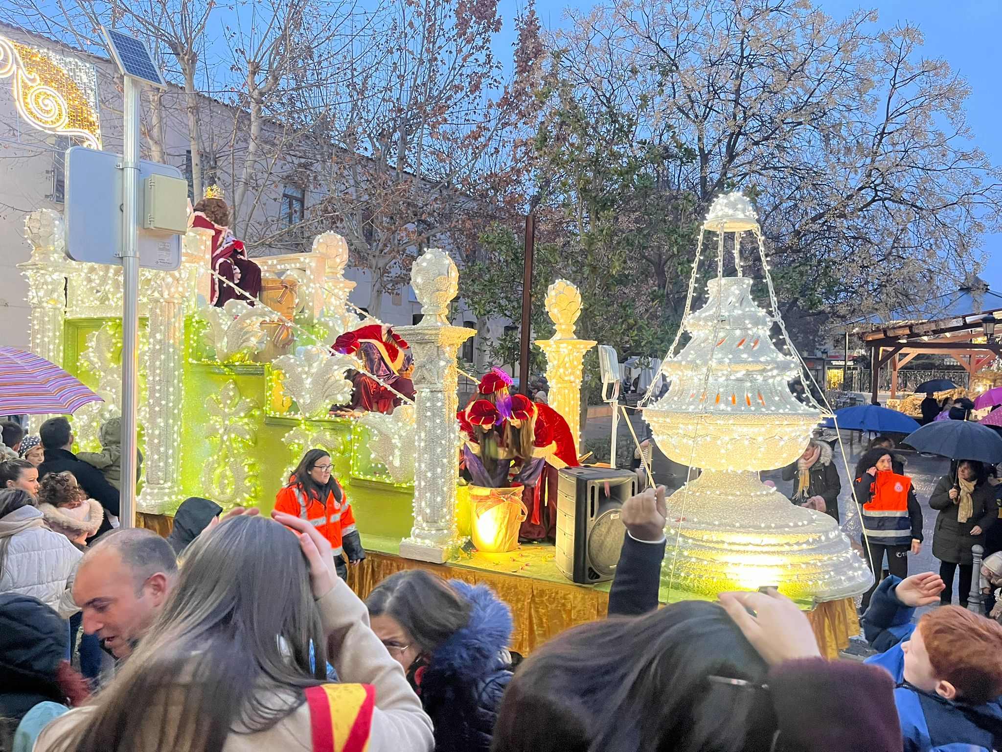 Alta participación en las Fiestas Navideñas de Villarrubia de los Ojos, con la Cabalgata, como colofón y miles de personas en sus calles