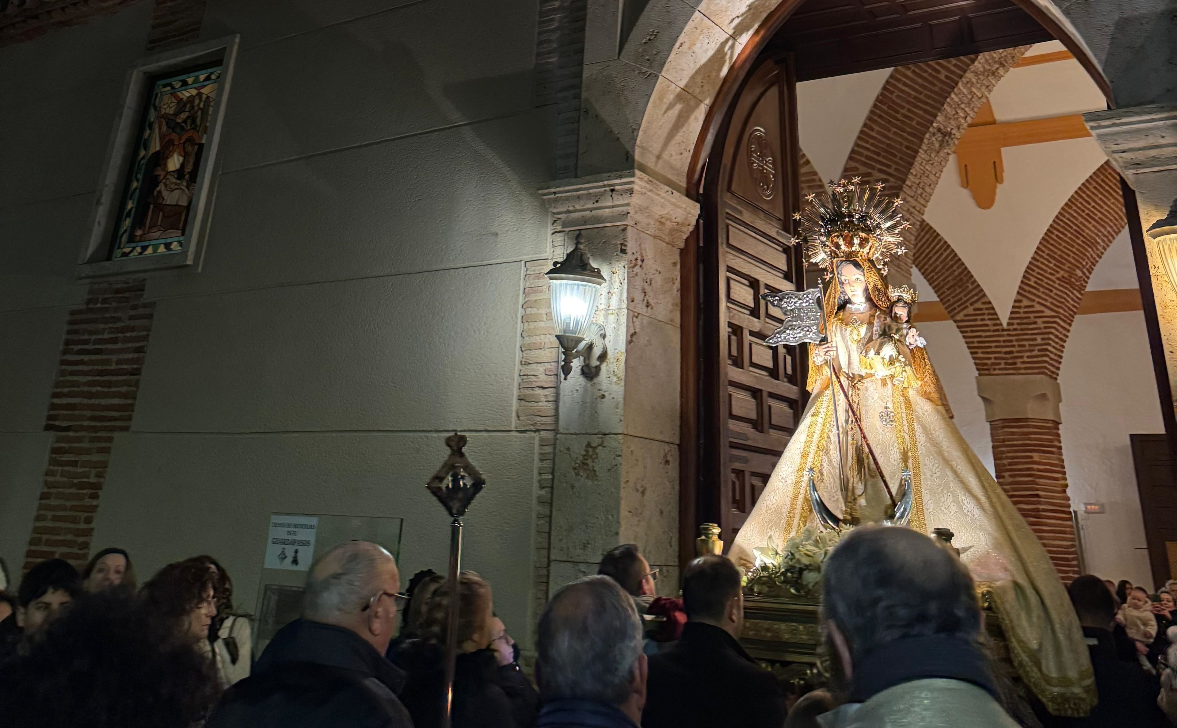 Los corraleños reciben entre vítores a la Virgen de la Paz en su emotivo recorrido hasta la Iglesia