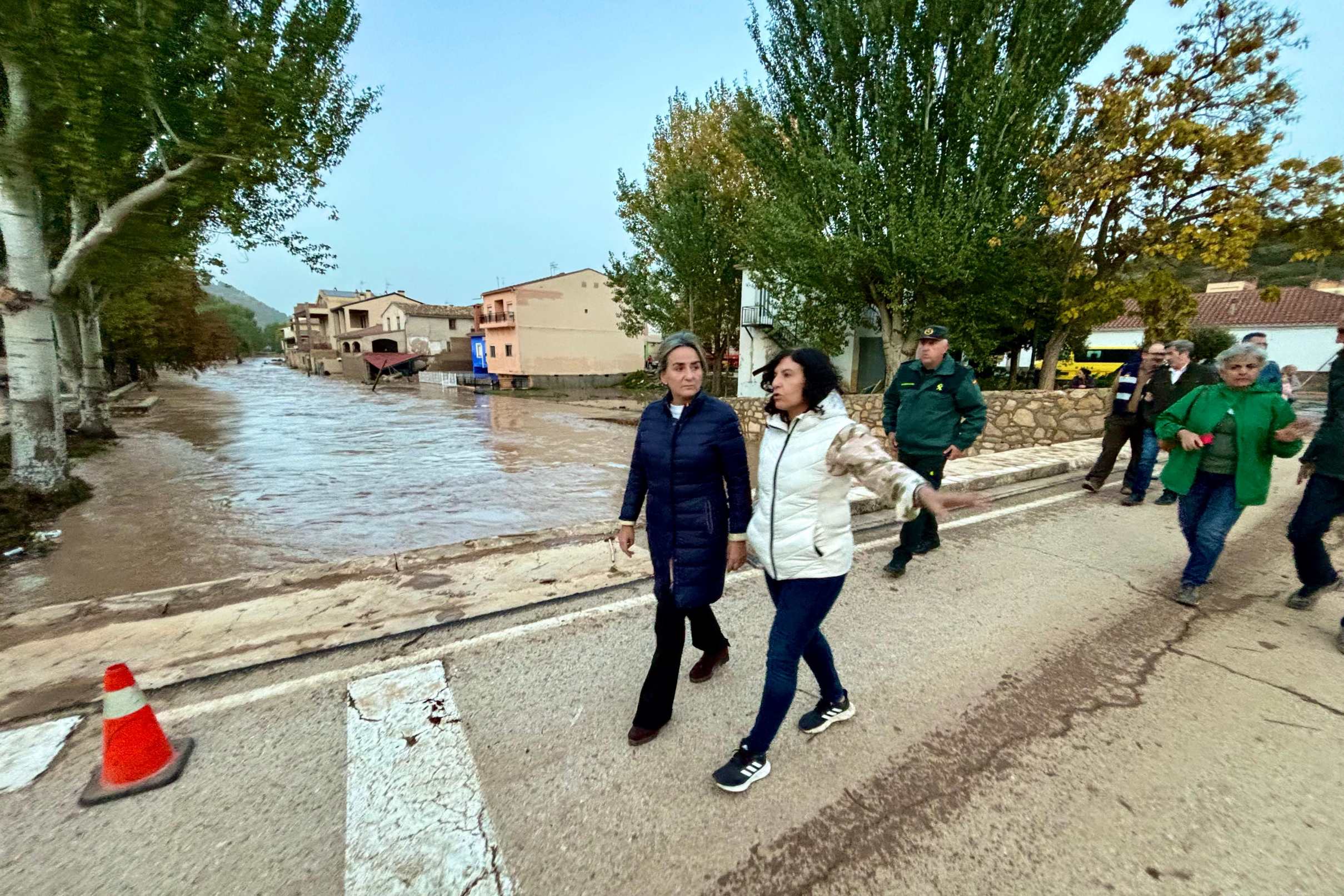 Milagros Tolón comprueba en Mira (Cuenca) la gravedad de los destrozos causados por la riada y se solidariza con los vecinos