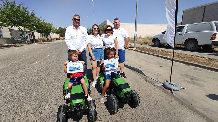 Una veintena de niños y niñas demostraron en la FIDA su gran habilidad a la hora de manejar el tractor a pedales