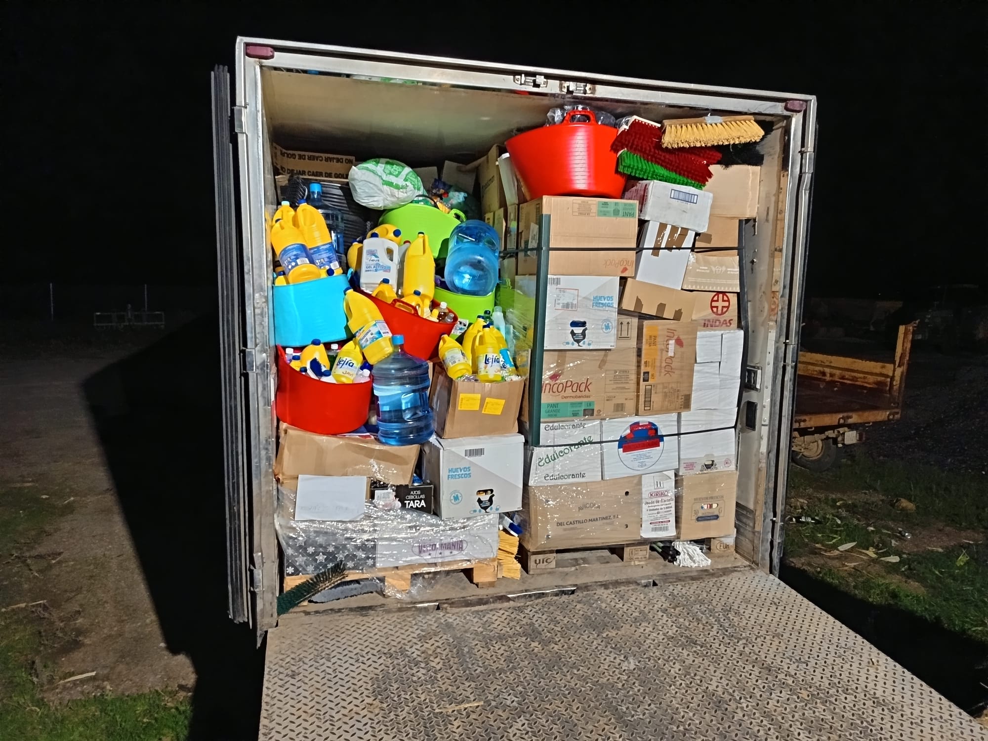 9.300 kilos de solidaridad con la DANA de la Sierra Norte llegaron ayer a la Feria de Valencia