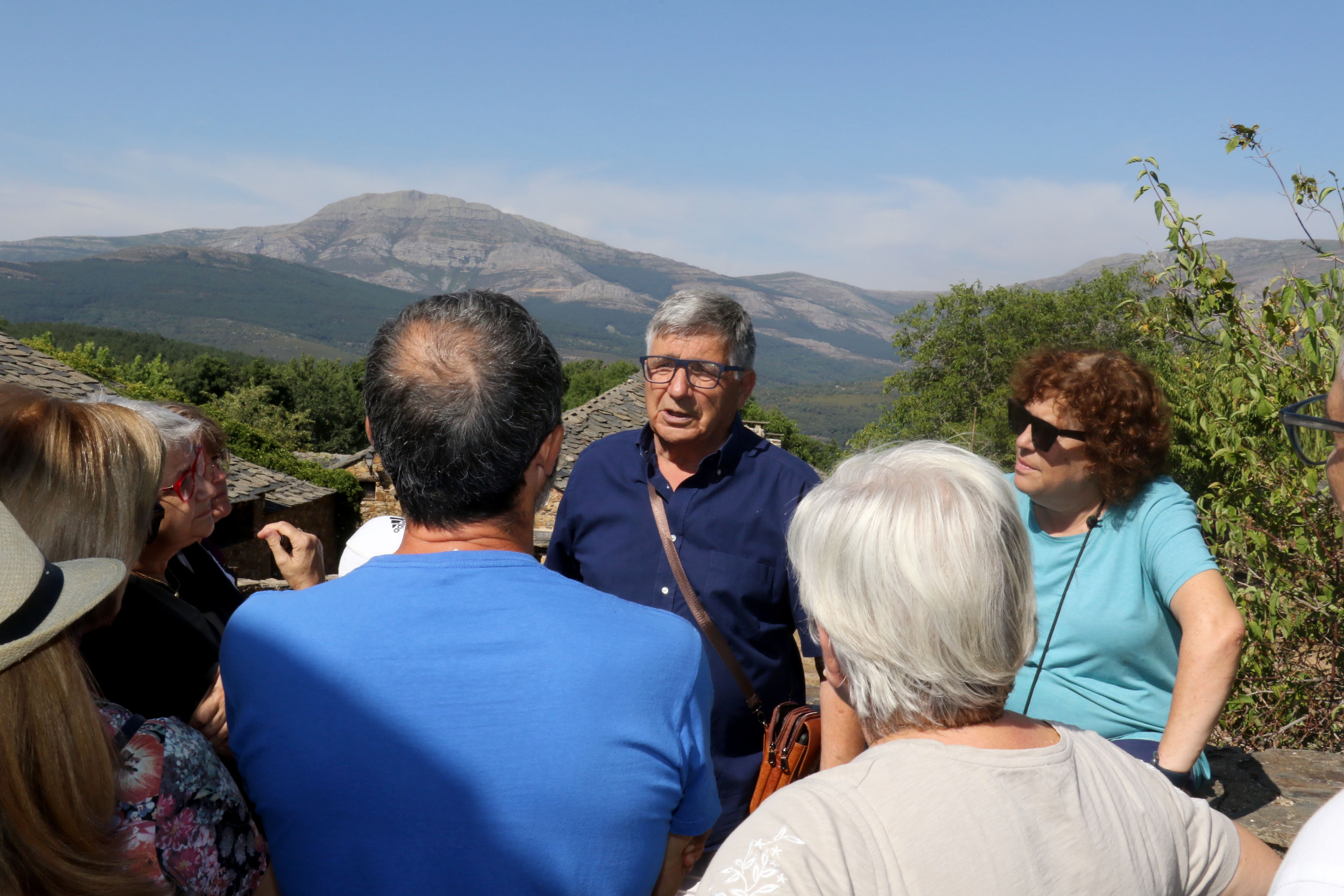 Los tamajoneros visitan Umbralejo en la semana cultural que precede a las fiestas de la Virgen de los Enebrales