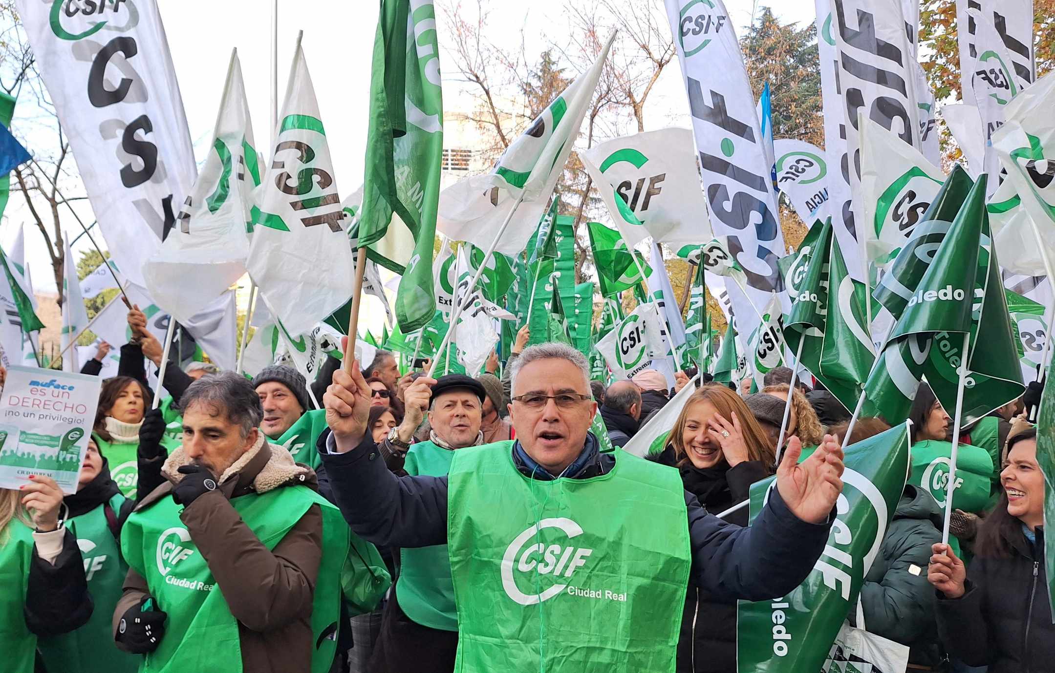 Masiva manifestación con más de 35.000 funcionarios en defensa de Muface 