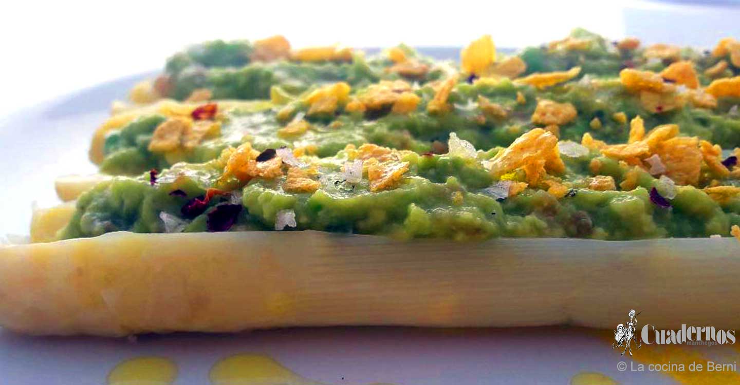 Espárragos blancos naturales rellenos de guacamole y cereales