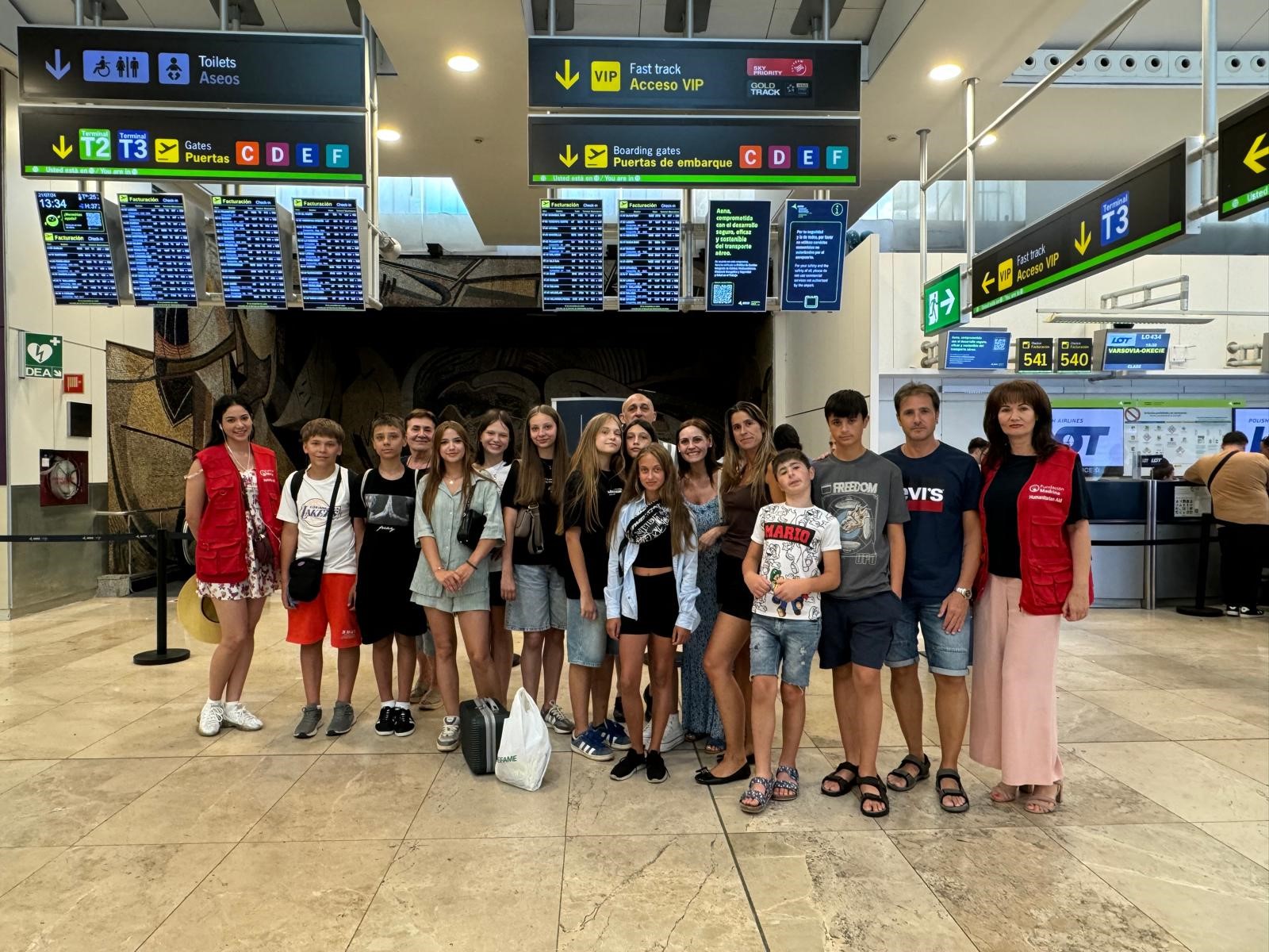 Entre lágrimas y abrazos, Fundación Madrina despide en el aeropuerto de Madrid Barajas a los 7 niños ucranianos que fueron acogidos por familias de acogida en el ayuntamiento de Aranjuez 
