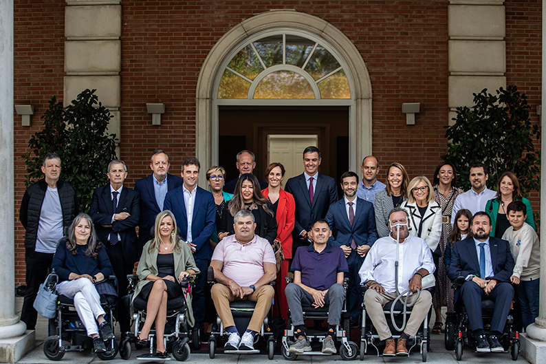 El presidente del Gobierno se reúne con pacientes, familiares, cuidadores y asociaciones de personas con ELA