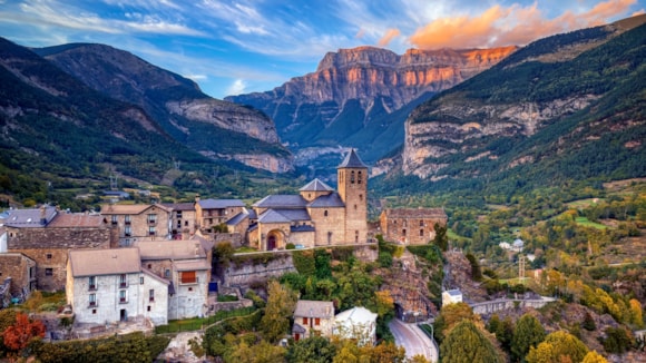 Los pueblos más bonitos de España para visitar este otoño

