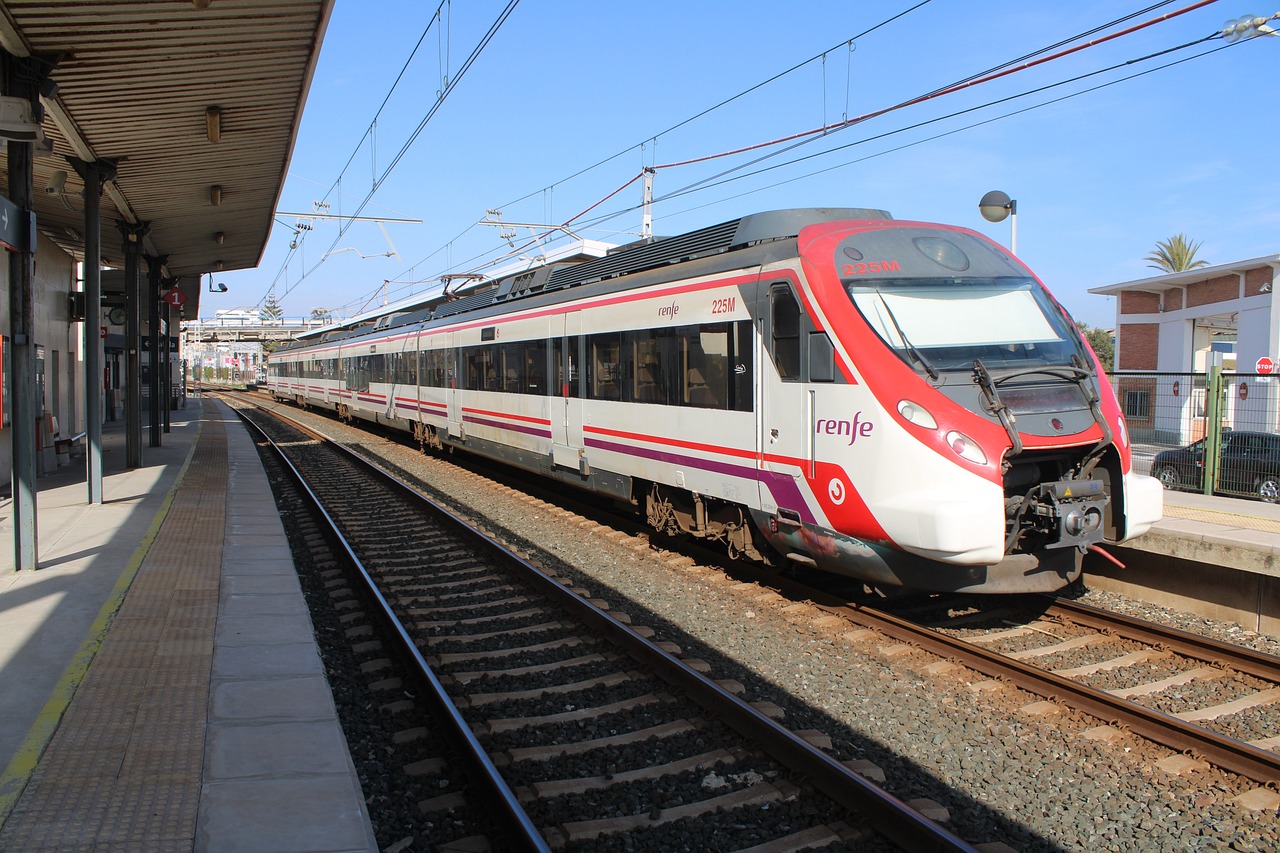 Transportes activa desde este jueves la venta de los abonos de tren y autobús con descuentos de hasta el 100% 