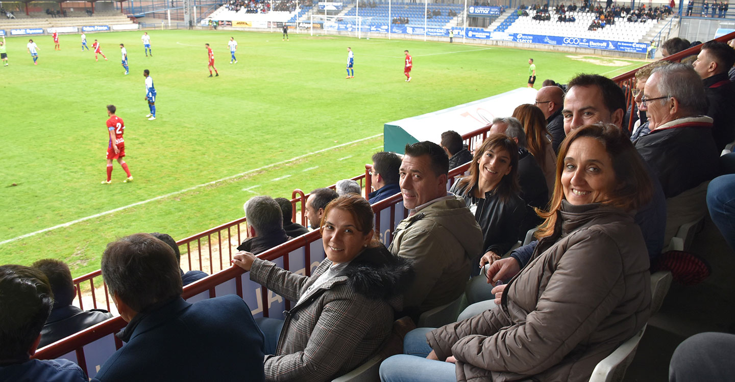 García Élez destaca la faceta personal y deportiva de la karateka talaverana Sandra Sánchez, autora del saque de honor en el partido del CF Talavera como local