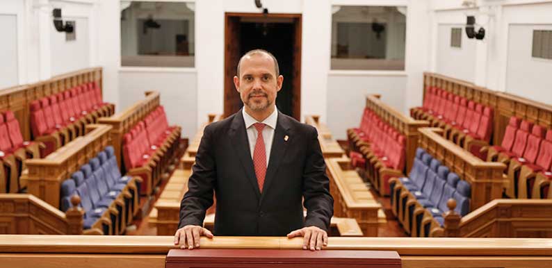 Bellido celebra 42 años de Estatuto de Autonomía confiando en que el nuevo texto “mejorará la calidad de vida de la ciudadanía y la cohesión con España”