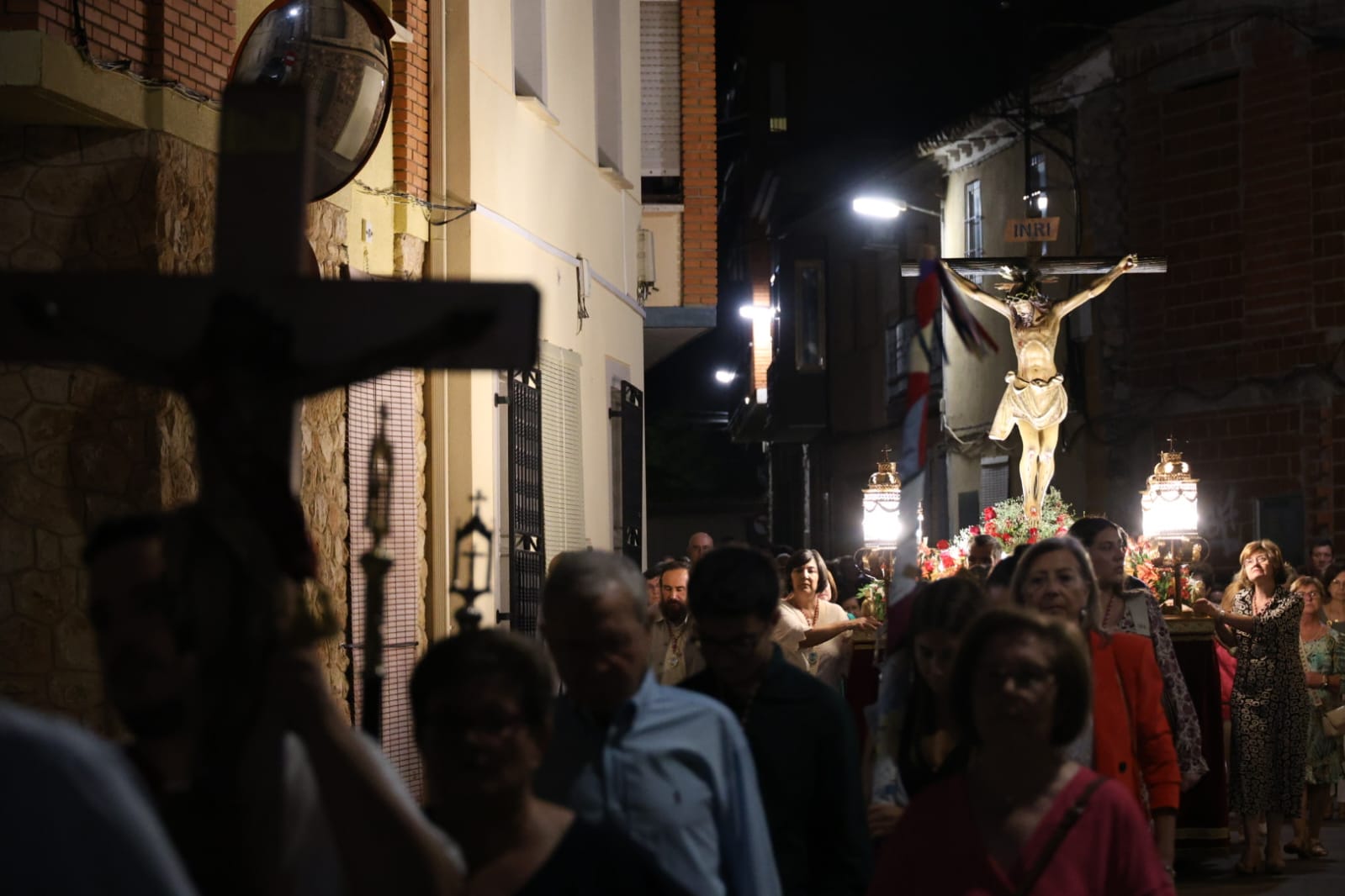 Las calles de Villacañas se llenan de recogimiento para acompañar al Cristo del Coloquio y la bendición del retablo mayor de la ermita