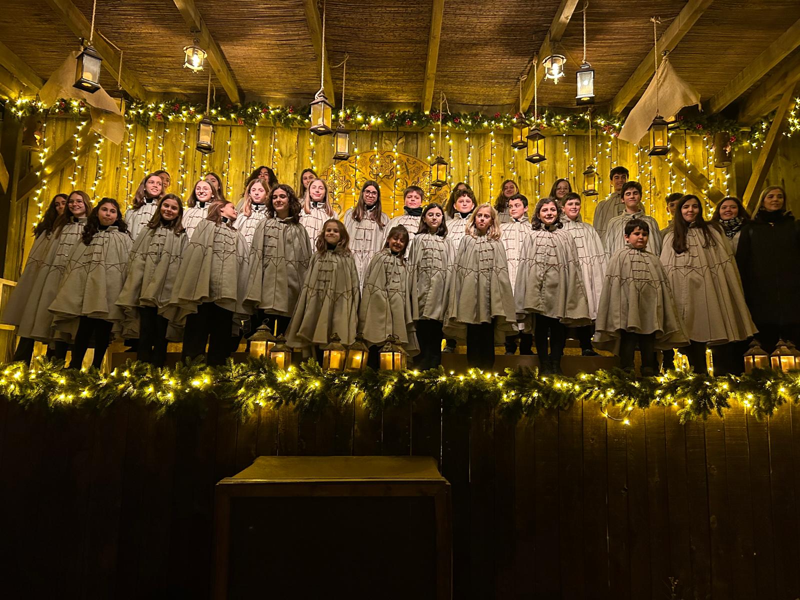 El Coro Infantil Juvenil de la Asunción ilumina la noche del Puy du Fou con sus villancicos