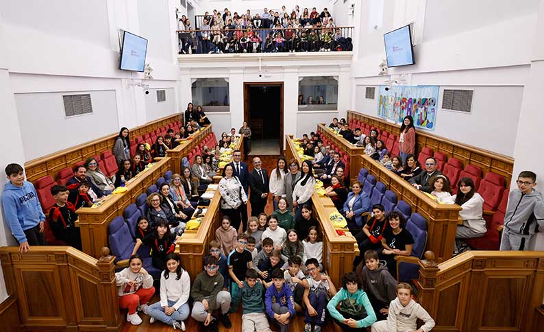 Las Cortes de CLM celebran el Día Mundial de la Infancia animando a niños y niñas a “actuar para construir un mundo de buenas personas, que ayudan a quien más lo necesita”