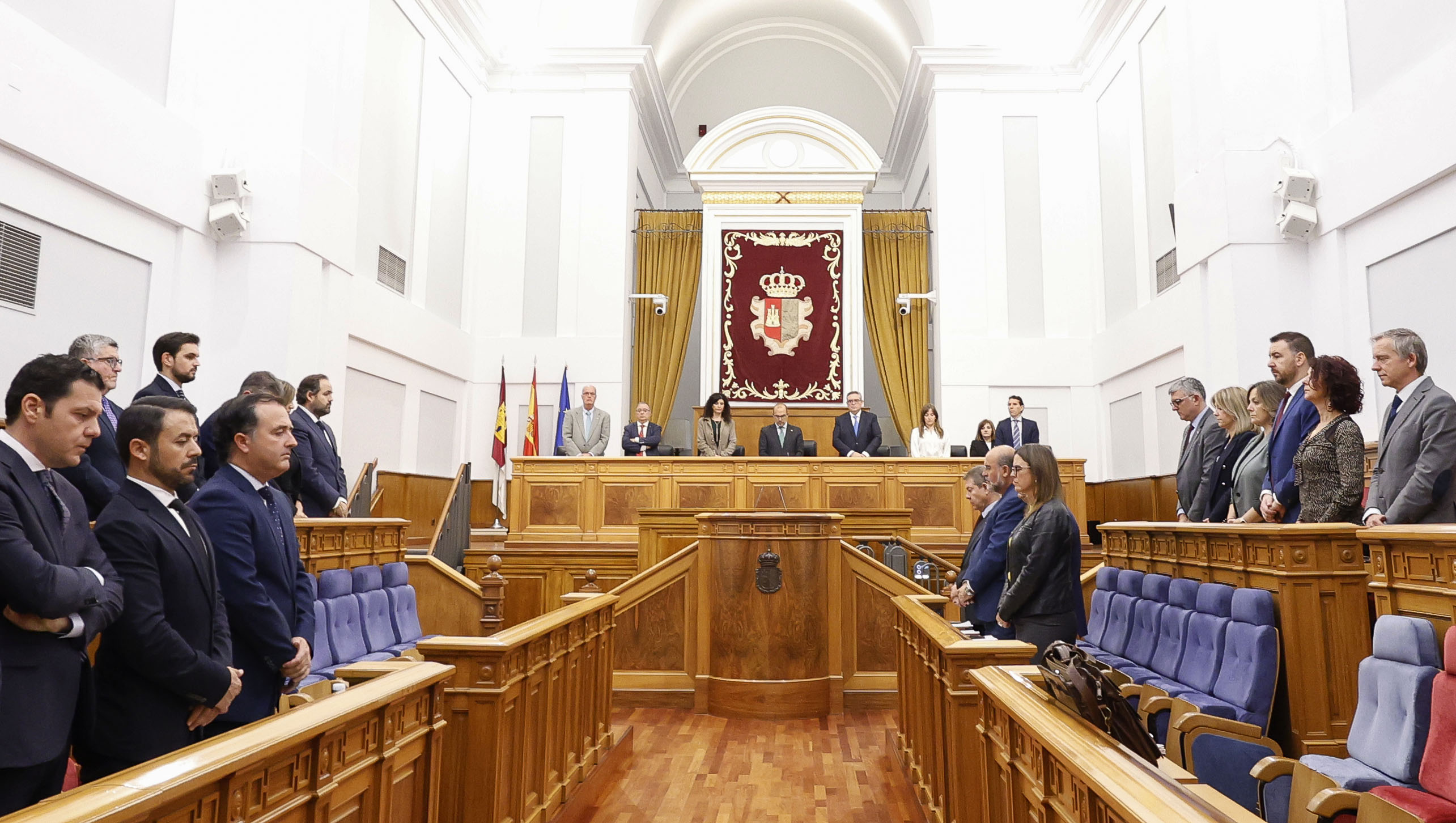 El Pleno de las Cortes regionales arranca con un minuto de silencio y declaración institucional por la DANA