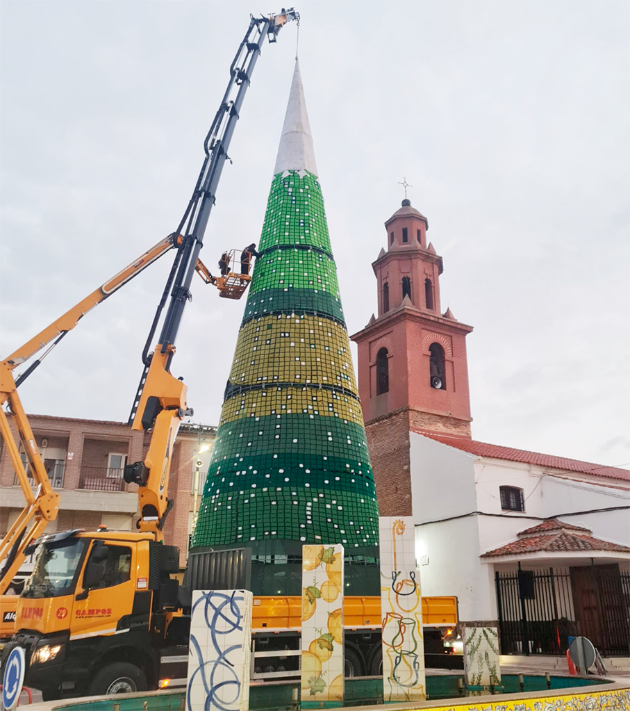 El pueblo toledano de Cazalegas crea el árbol de Navidad de croché más grande del mundo 