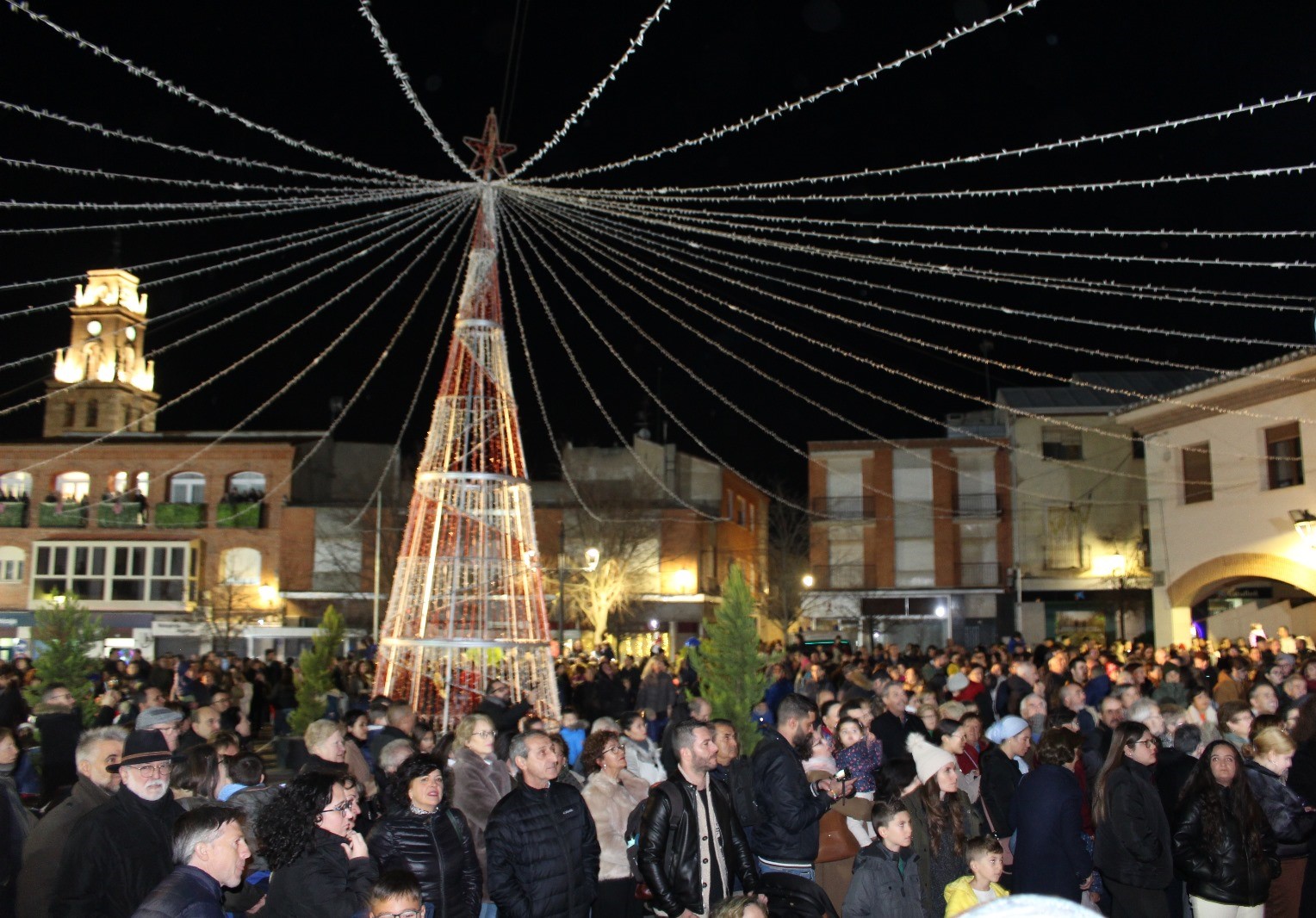 El encendido de las luces y el árbol dan el pistoletazo de salida a las fiestas navideñas en Villacañas