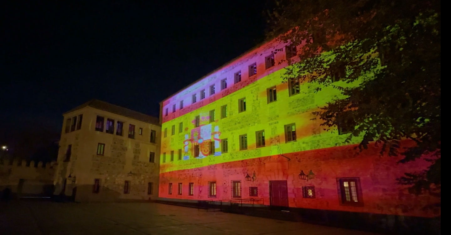 La fachada de San Gil, iluminada con la bandera de España