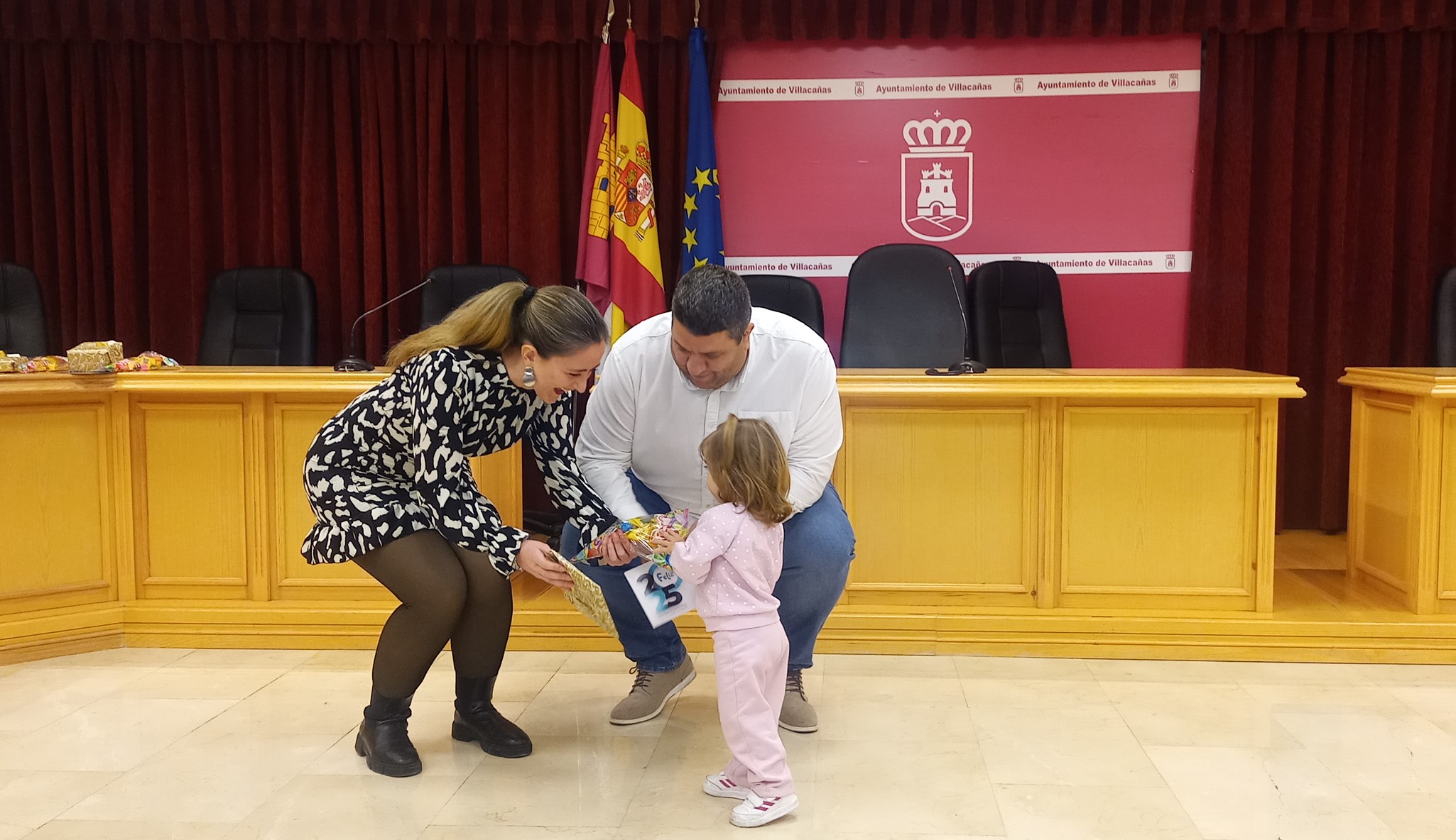 El Ayuntamiento de Villacañas entrega los premios a los ganadores del Concurso de Christmas Navideños