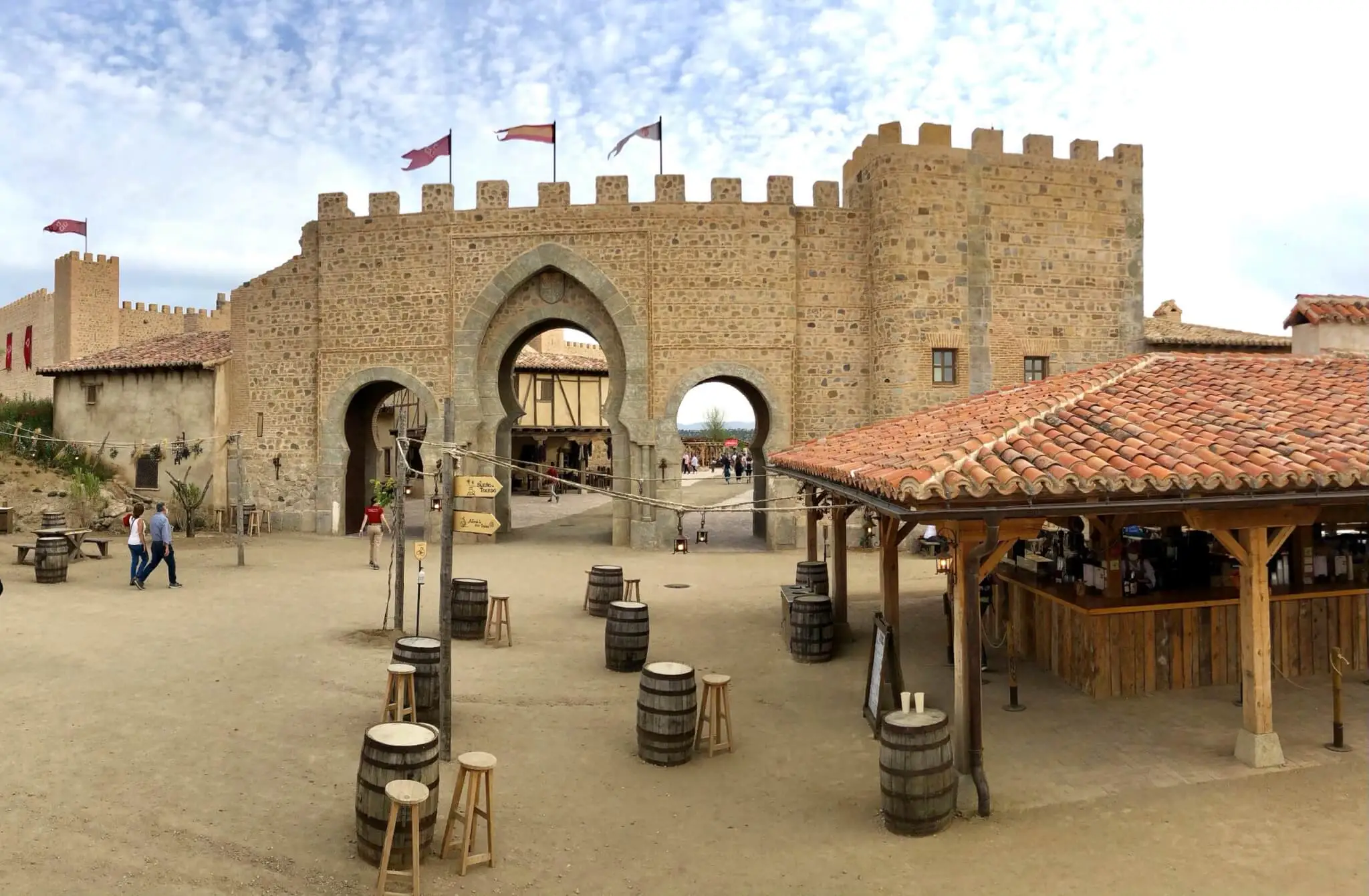 Desalojada una zona de restauración en el Puy Du Fou de Toledo, tras un incendio en una campana extractora