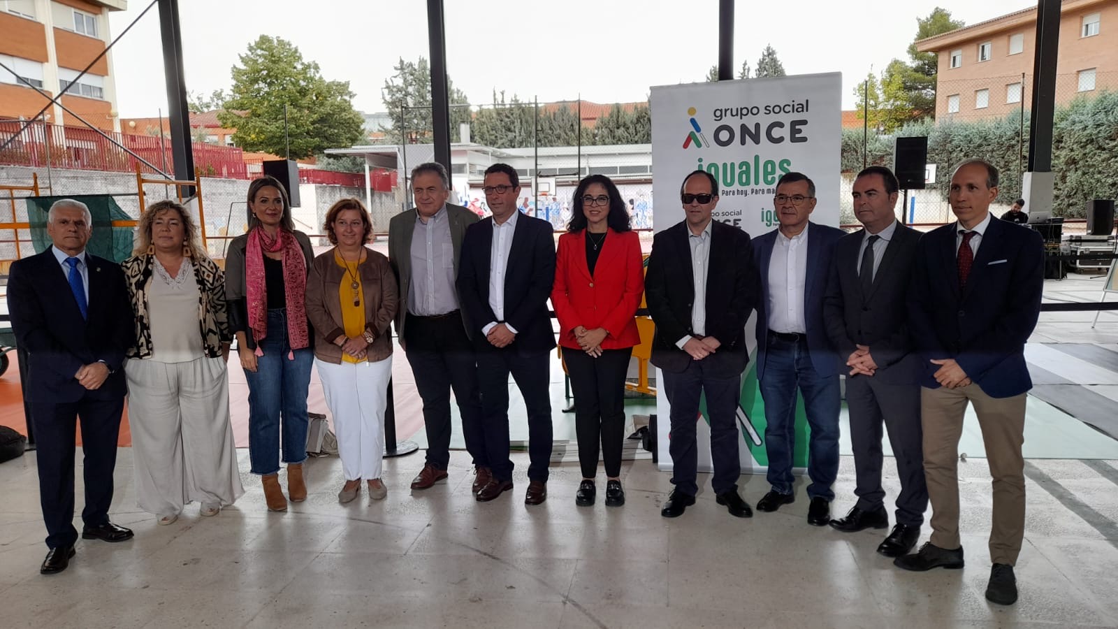 La ONCE monta un “bastón blanco” gigante y una exhibición de perros guía en Toledo