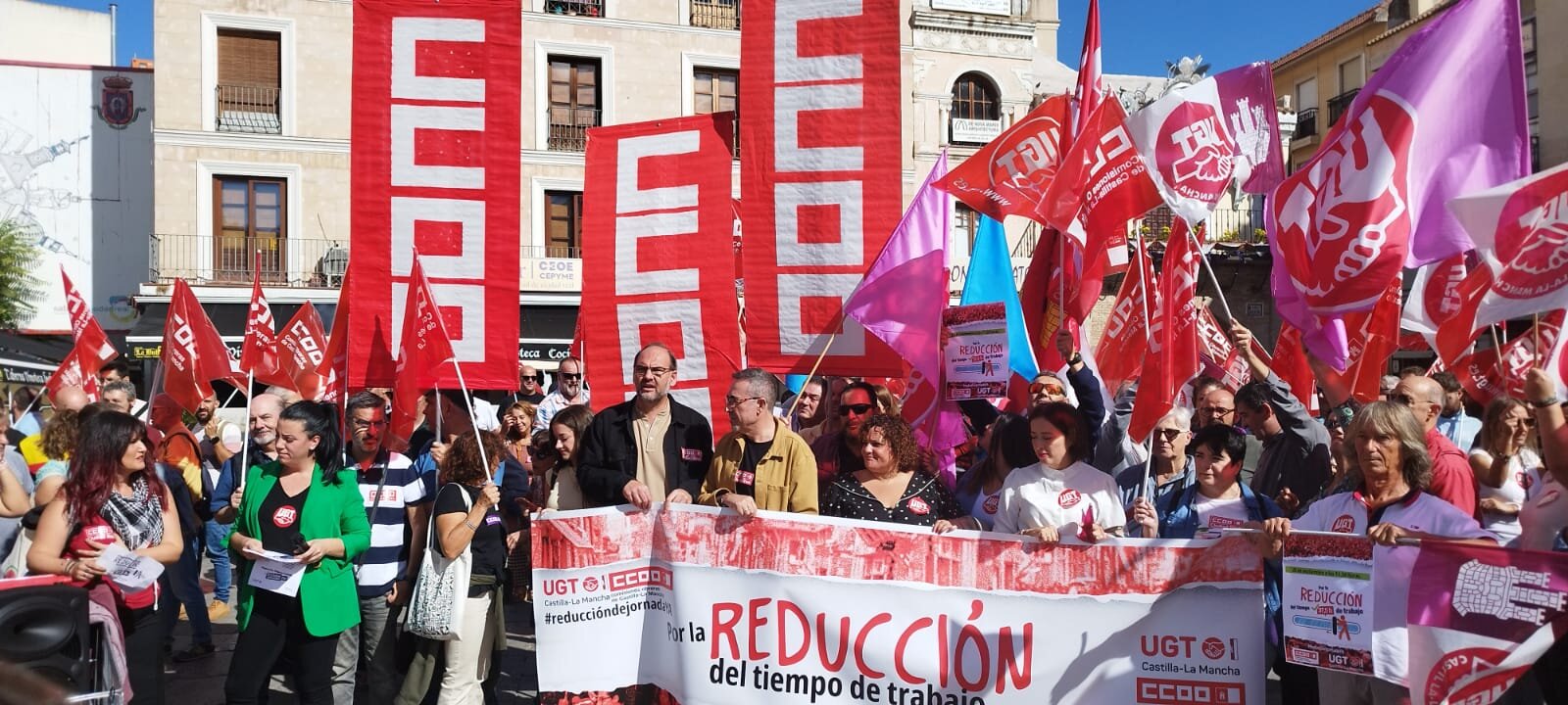 CCOO y UGT exigen frente a las sedes de las patronales de CLM la reducción de la jornada laboral