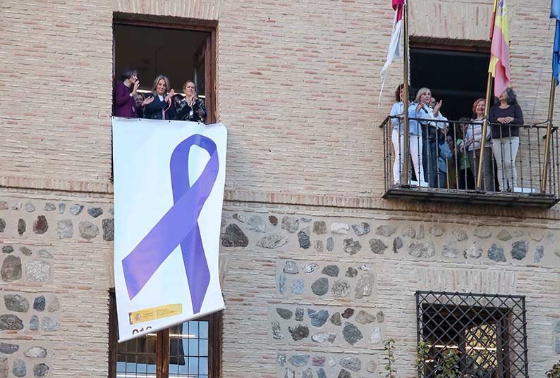 Milagros Tolón despliega, en la Delegación del Gobierno, en Toledo, el lazo morado contra la violencia machista