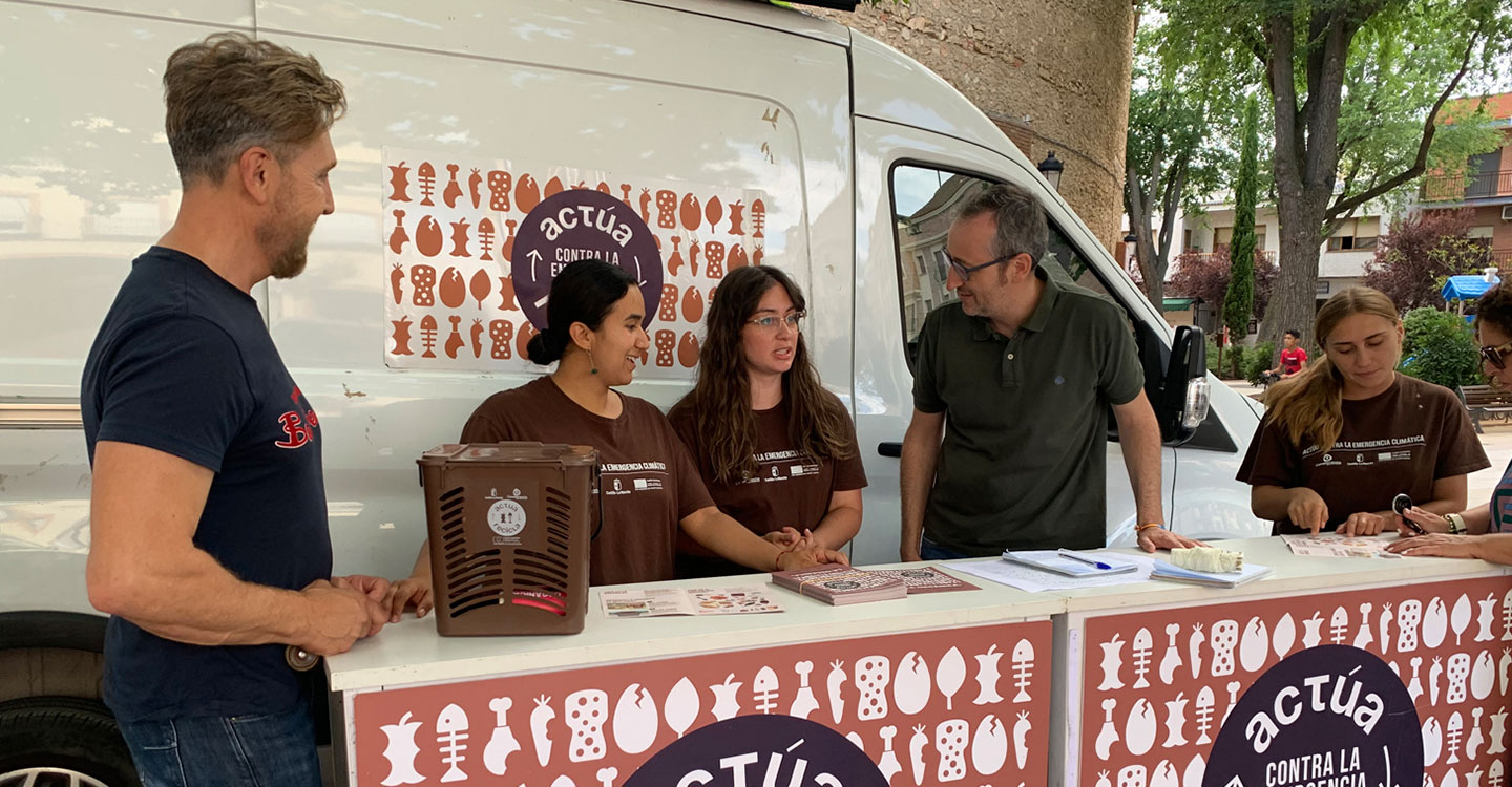 Llega a Tomelloso la campaña “Actúa-Recicla Contra la Emergencia Climática”, sobre el uso del contender marrón de orgánica