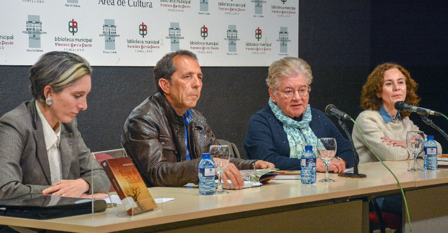 El Club de Lectura de la Biblioteca celebra un encuentro literario con Rafael Cabanillas