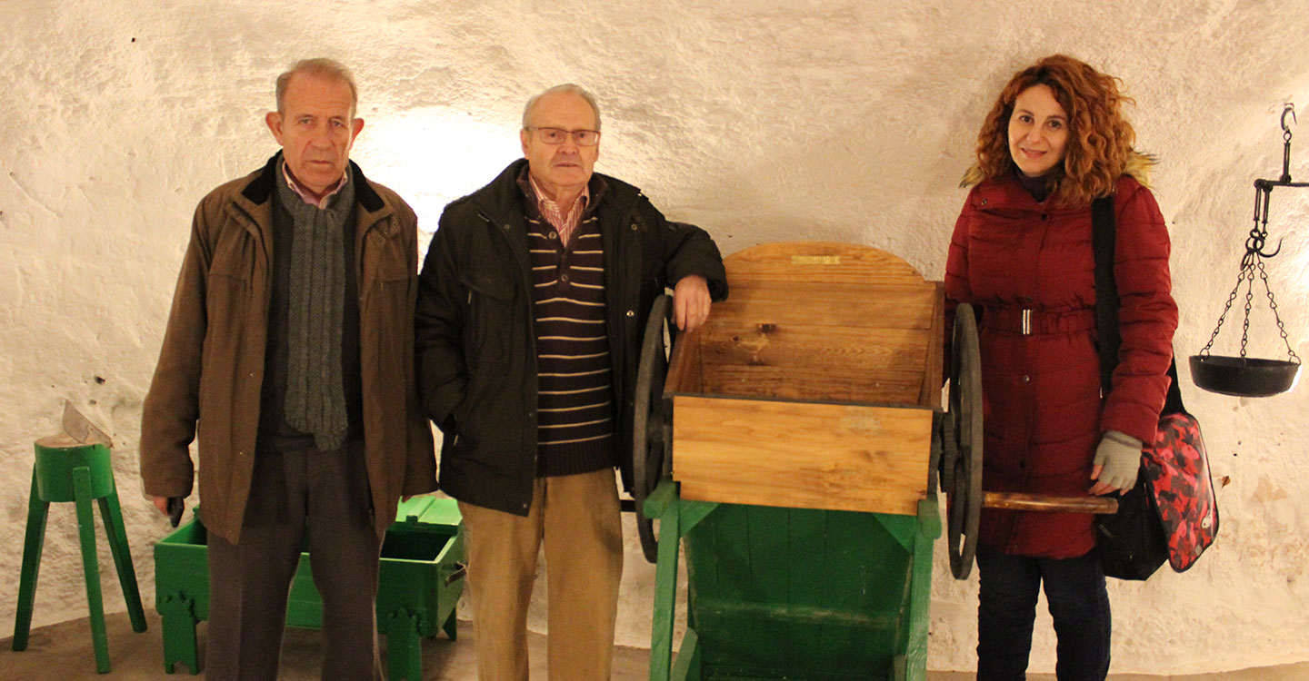 Visita de investigadoras de Valdepeñas interesadas por las cuevas de Tomelloso