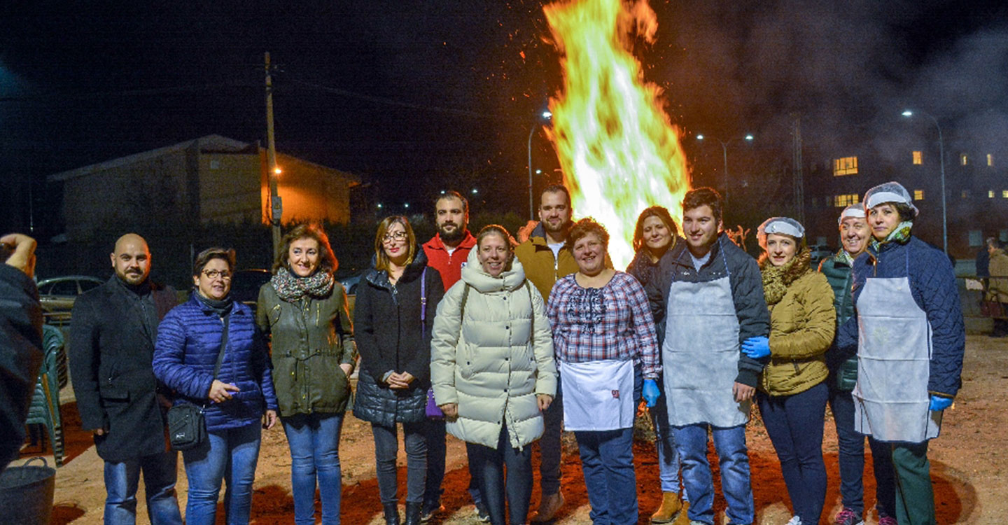 Jiménez destaca el importante trabajo de la Asociación de Celíacos, beneficiaria de la hoguera de San Antón de este año