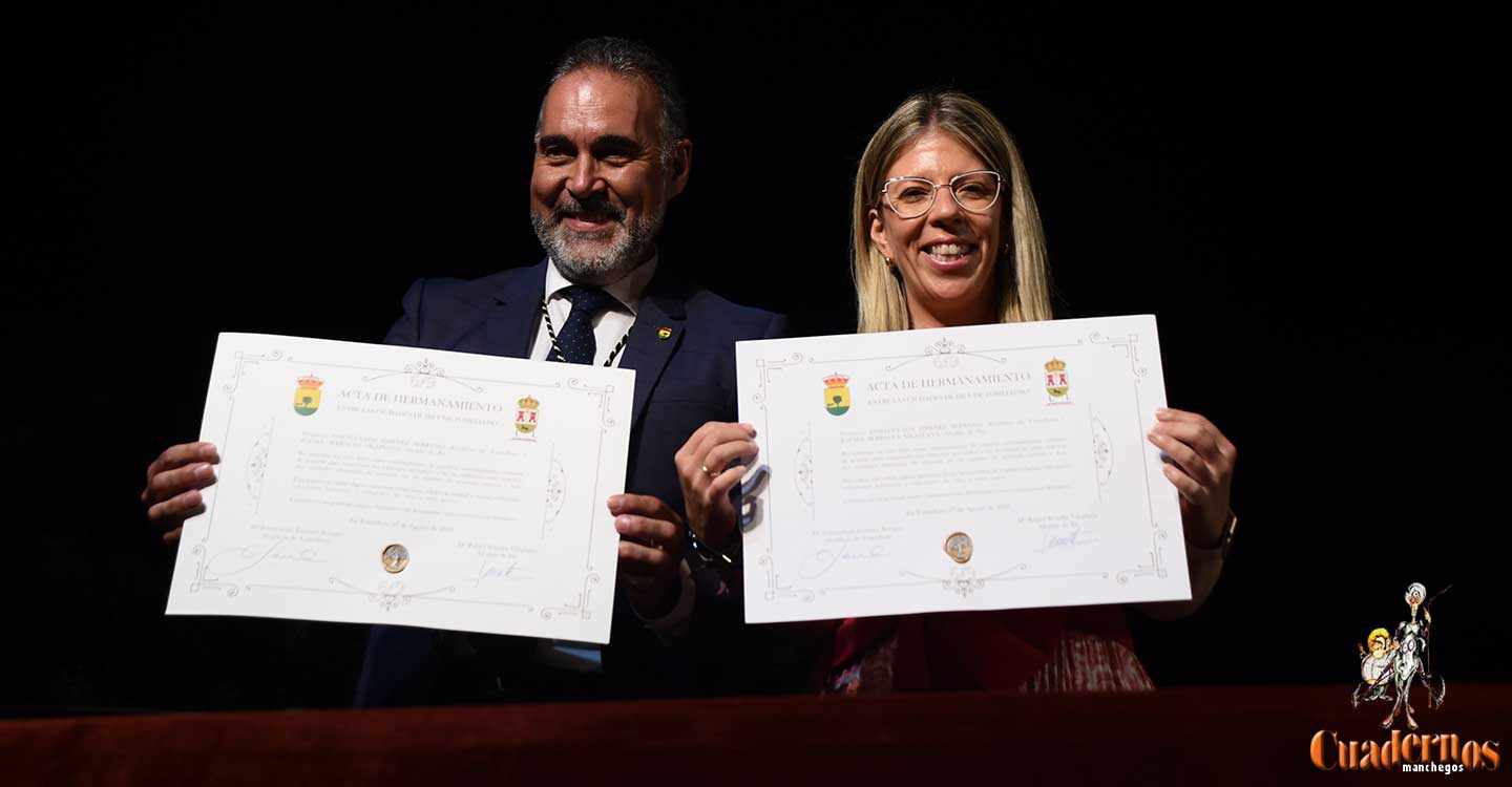 Un espectacular desfile de Moros y Cristianos y un emotivo acto institucional de hermanamiento sellan los lazos de unión entre Ibi y Tomelloso