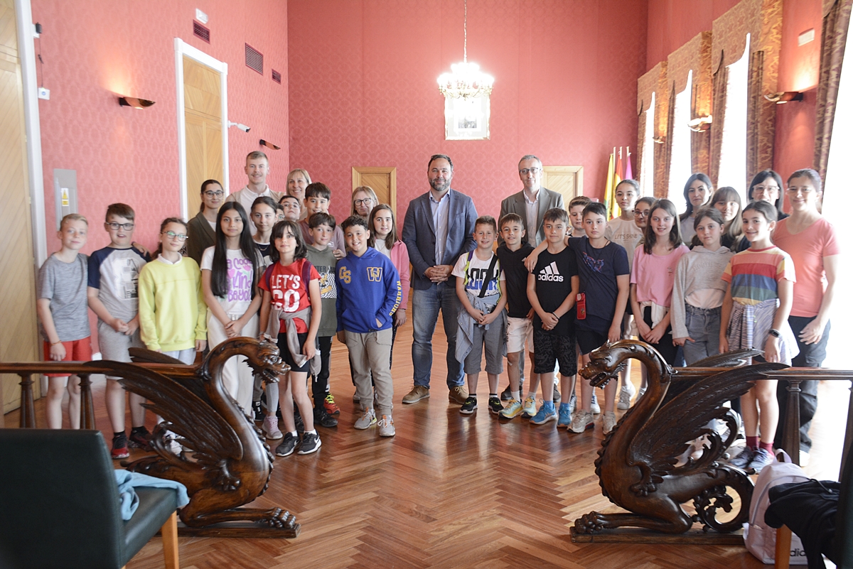 Alumnos italianos de intercambio en el CEIP Maternidad visitan el Ayuntamiento de Tomelloso