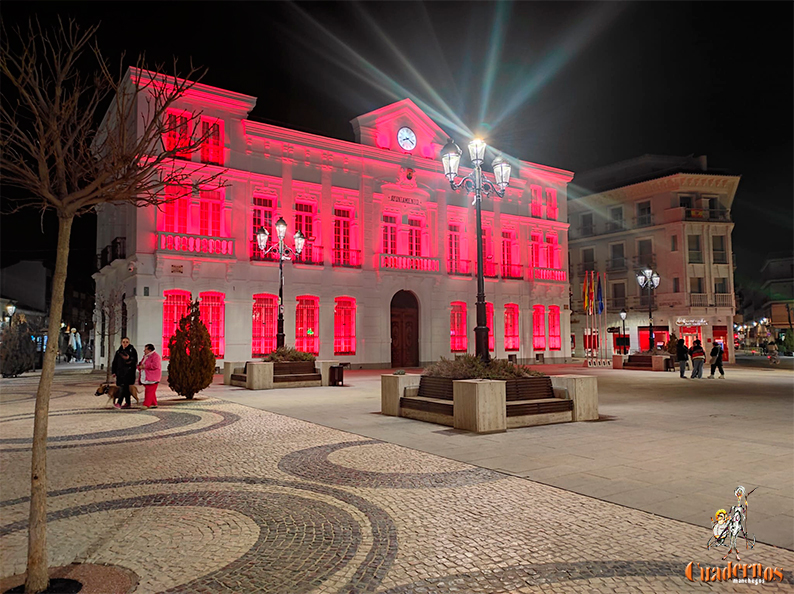  La fachada del Ayuntamiento de Tomelloso se iluminó de rojo este pasado martes para apoyar a las personas con cardiopatías congénitas