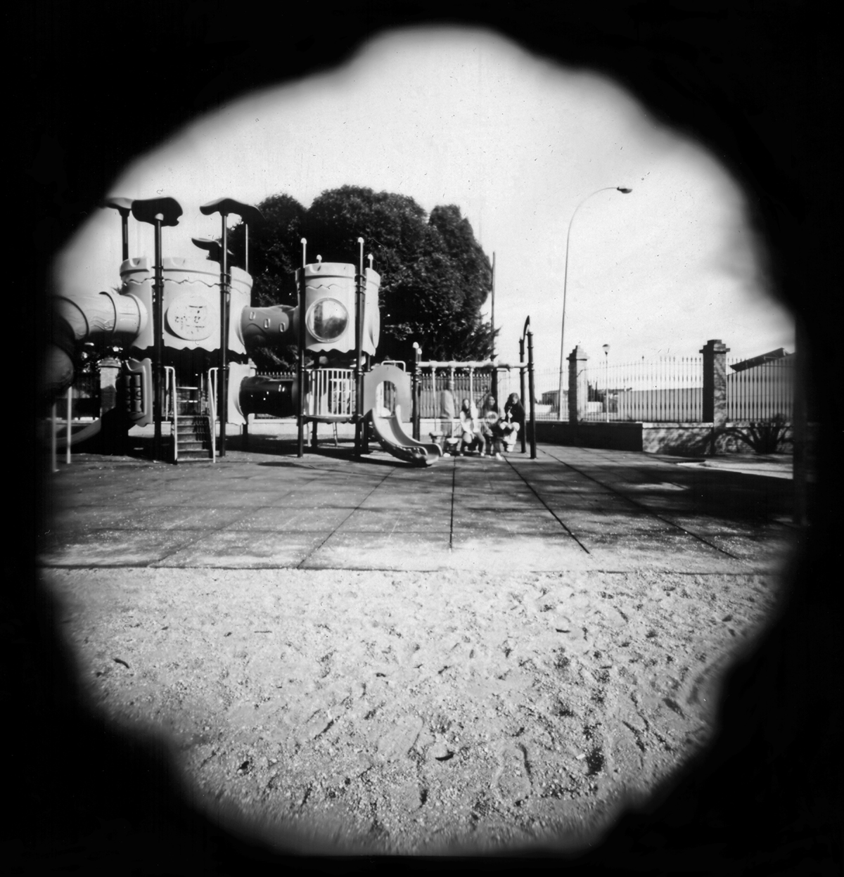 Alumnos del Ciclo de Fotografía de la EASDAL exponen sus fotografías realizadas con cámaras estenopeicas  en La Librería de Tomelloso