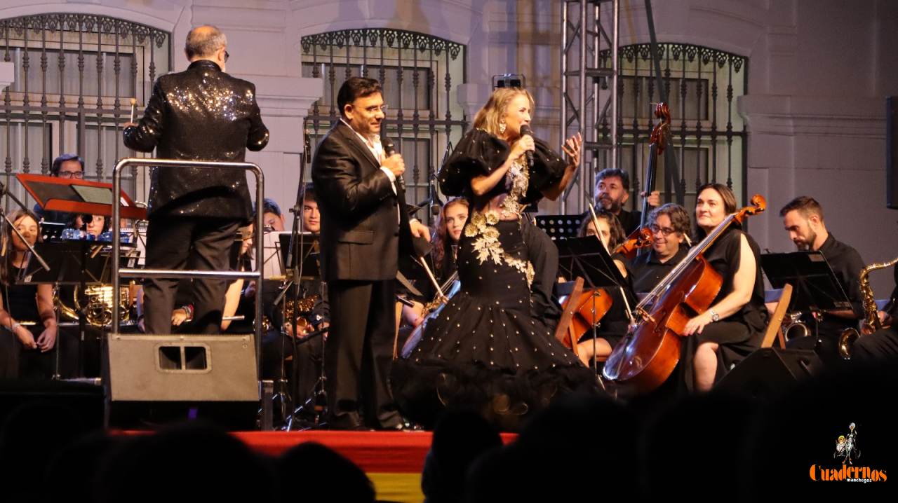 El concierto de Feria de la Unión Musical ofreció un gran tributo a Isabel Pantoja y Manolo Escobar