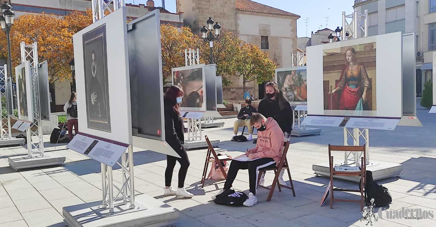 Alumnos de la Escuela de Arte y Superior de Diseño Antonio López de Tomelloso visitan la exposición El Prado en las calles para realizar actividades de dibujo y audiovisuales