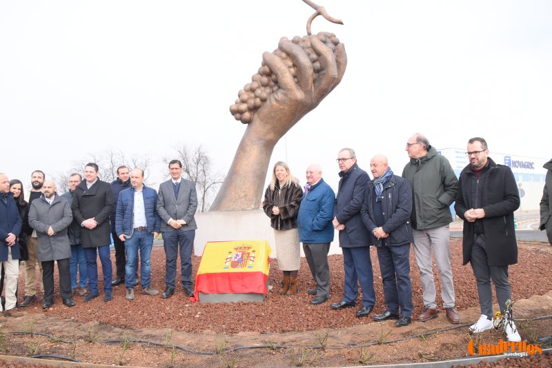 Escultura Homenaje Vid Tomelloso