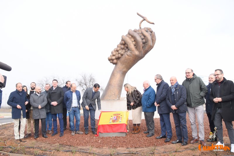 Escultura Homenaje Vid Tomelloso