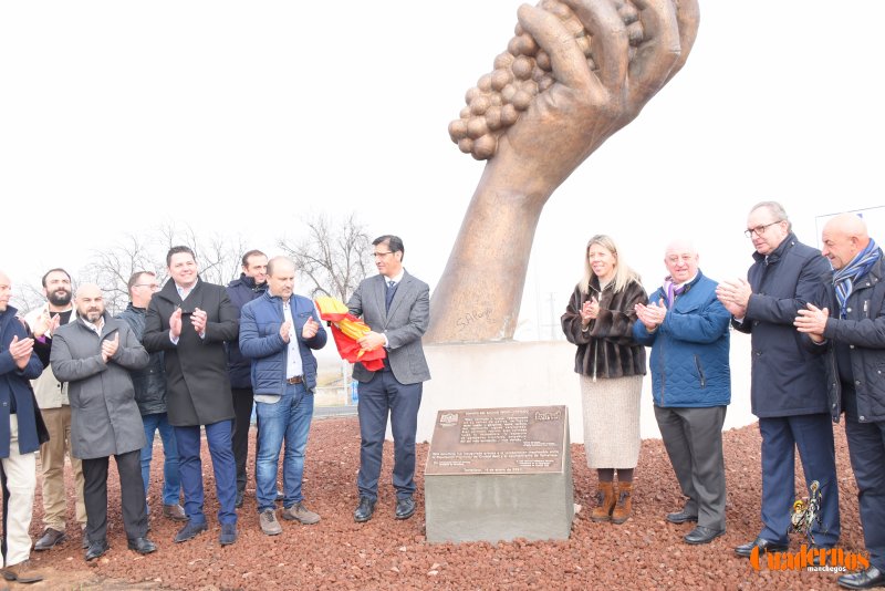 Escultura Homenaje Vid Tomelloso