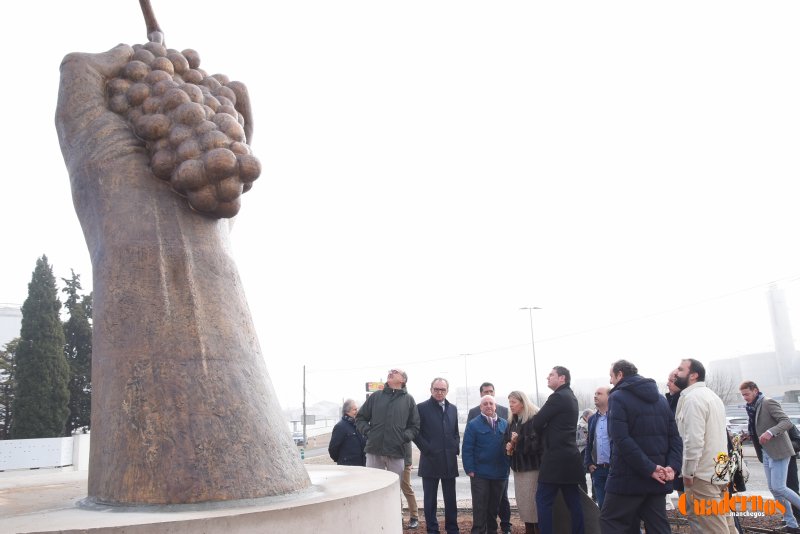 Escultura Homenaje Vid Tomelloso