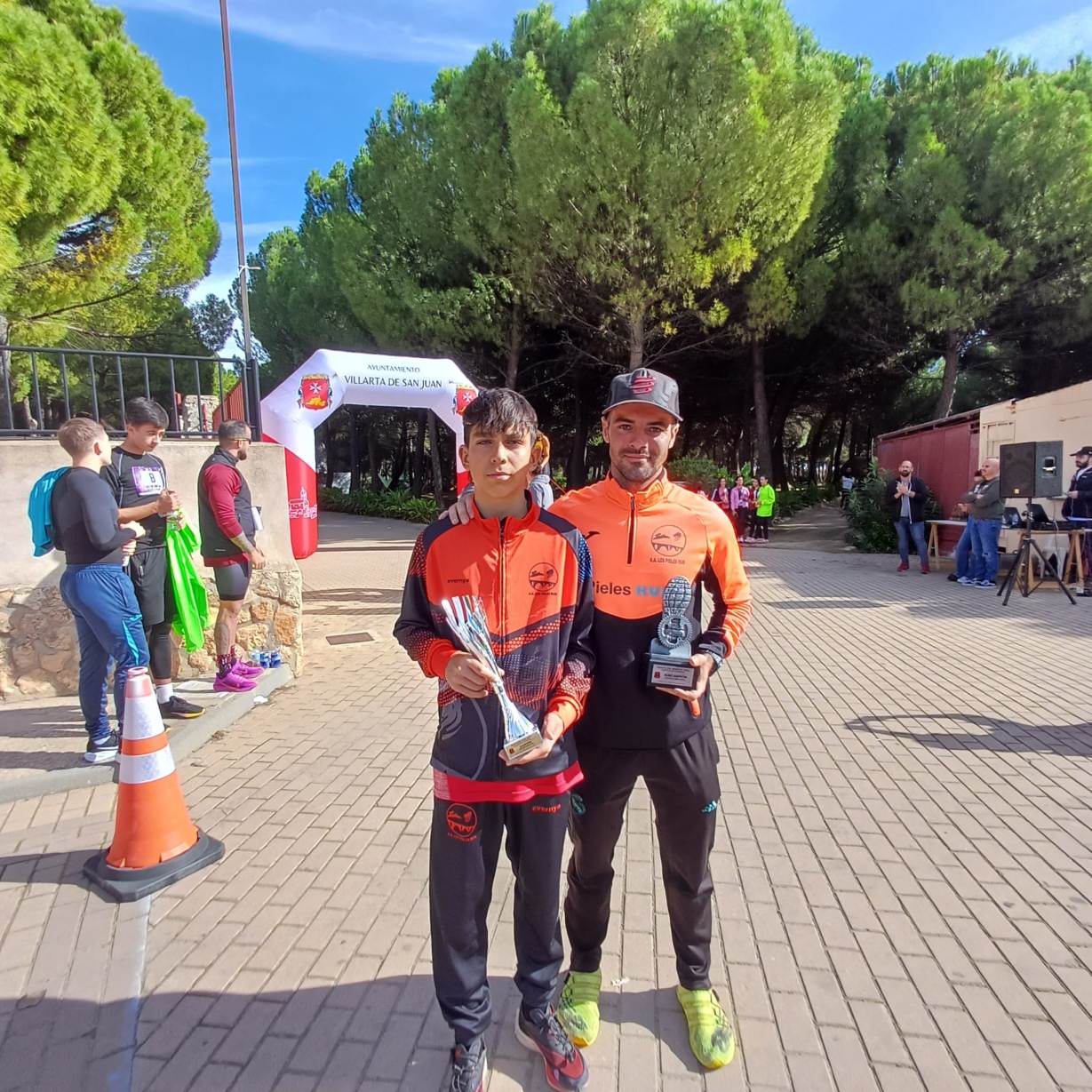 Éxitosa participación de Los Pieles Run en el Duatlón de Villarta con destacadas posiciones en la carrera mini y senior