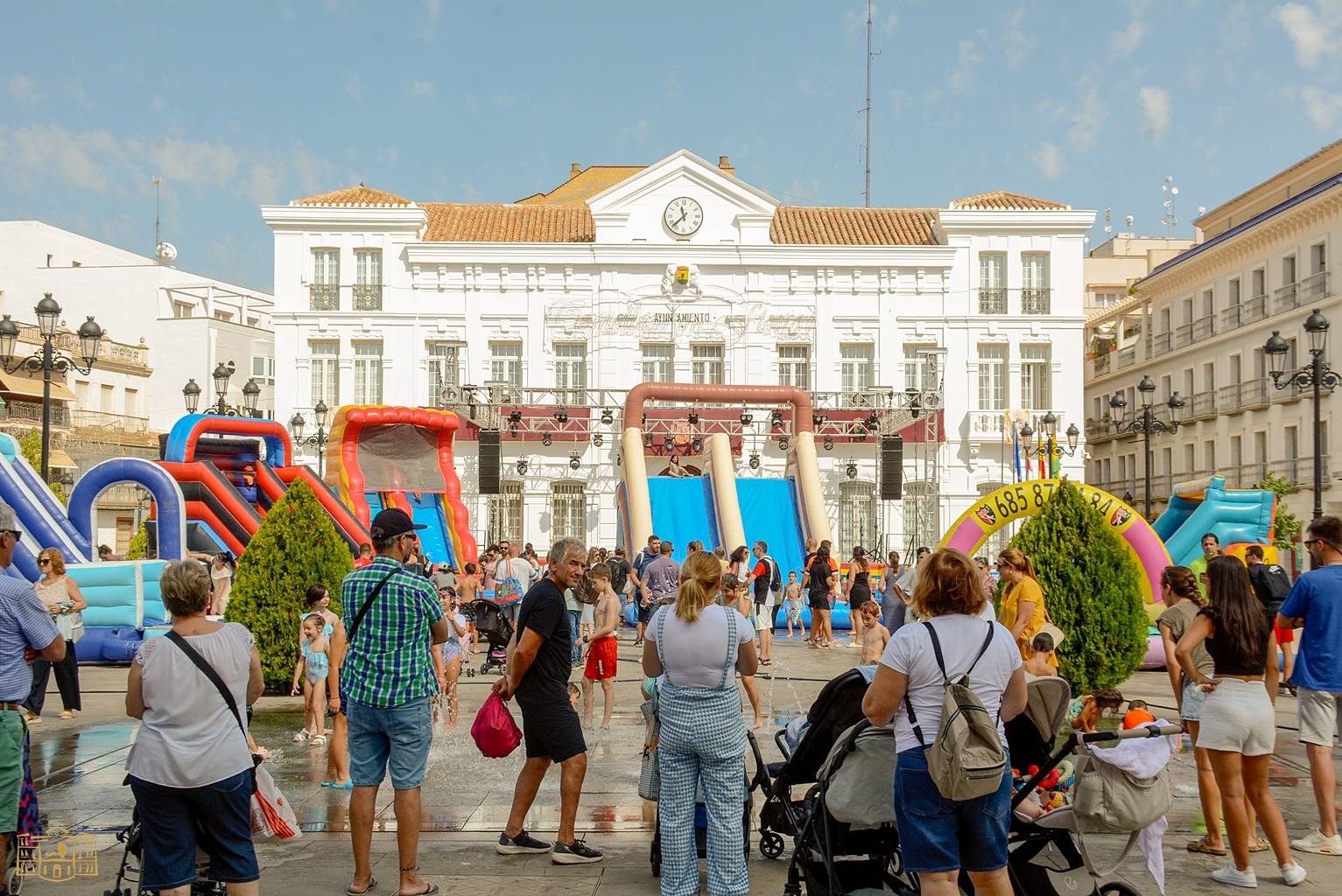 Cientos de niños pasan por la Fiesta Deportiva Acuática de la Plaza de España