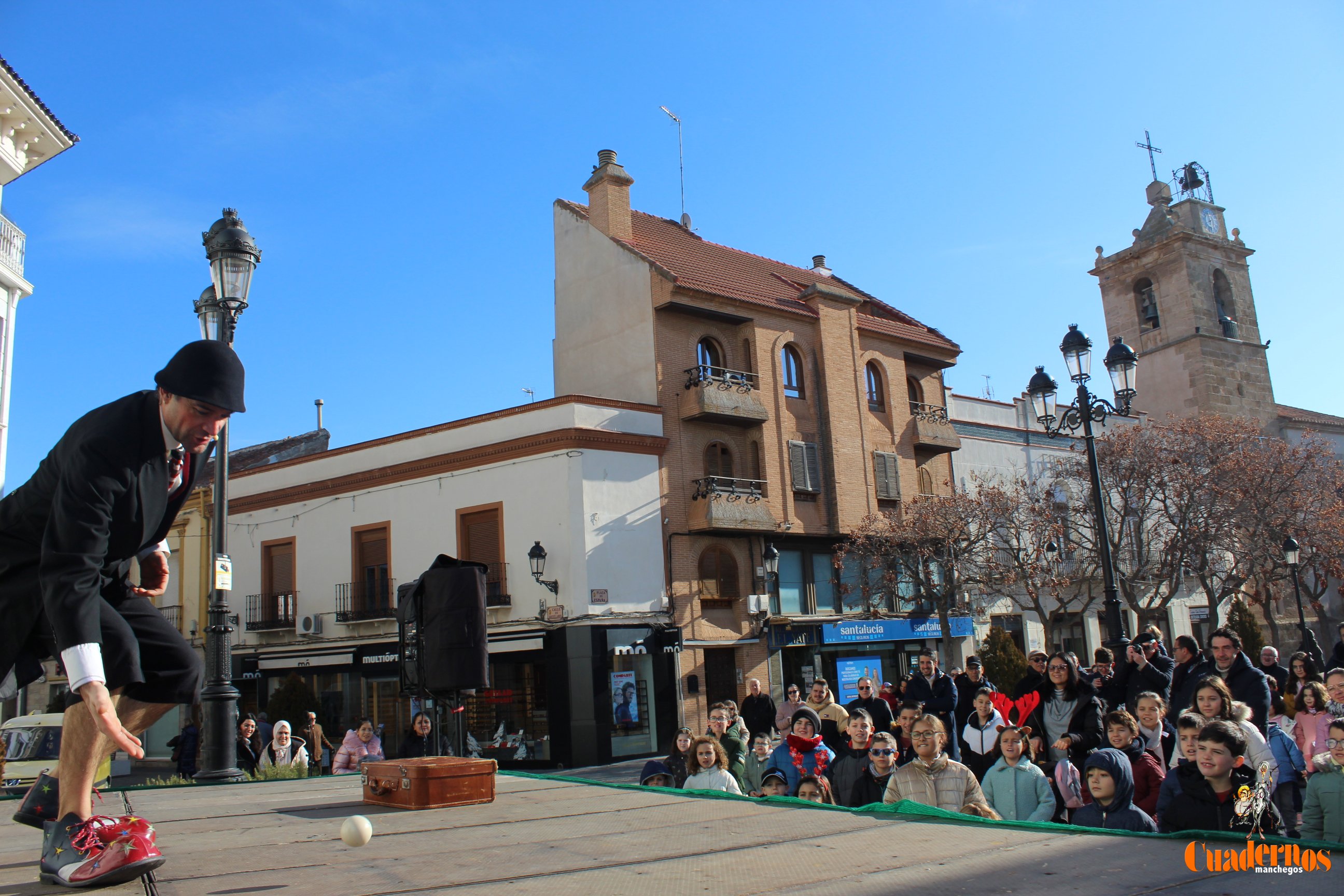 Cientos de niños despiden el año en Tomelloso con el espectáculo de teatro de calle de Txikolini