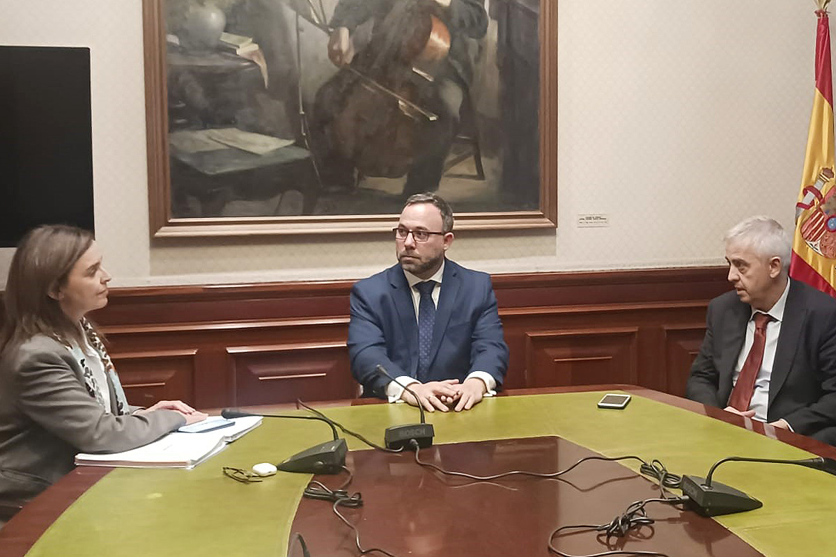 Javier Navarro se reúne en el Congreso con los diputados Carmen Fúnez y Enrique Belda para trasladarles asuntos en los que tiene competencias la administración central