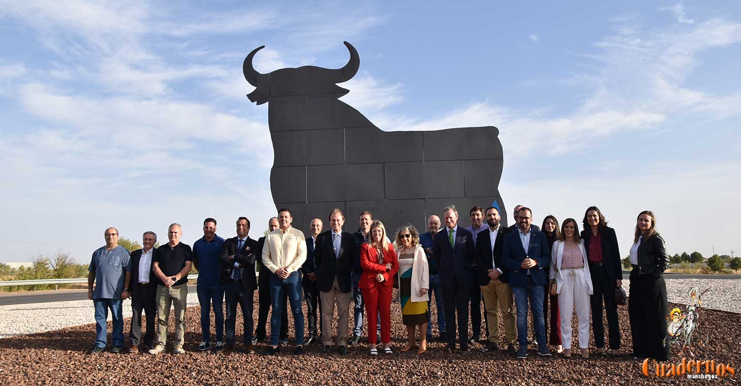 Con una gran expectación se ha inaugurado hoy en Tomelloso el Toro de Osborne