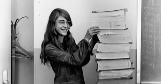 Margaret Hamilton se masticó todo el código del Apollo 11 en ensamblador. Escribió, instrucción por instrucción, el código que llevó al hombre a la luna. Nunca olvidéis que fue el código de una mujer el que llevó a tres hombres a la luna. Ni quien escribe las órdenes. Fuente: NASA.