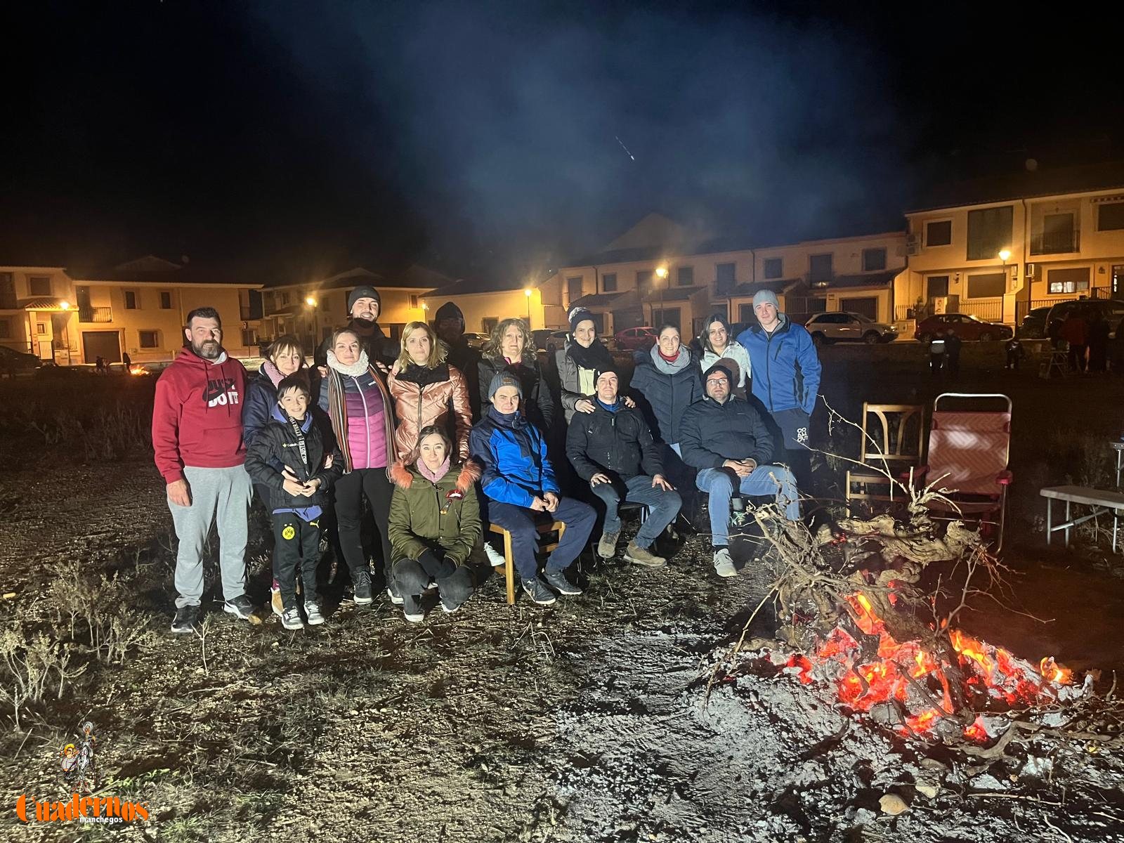 Multitud de personas disfrutaron en Tomelloso de una noche iluminada por las hogueras de San Antón 