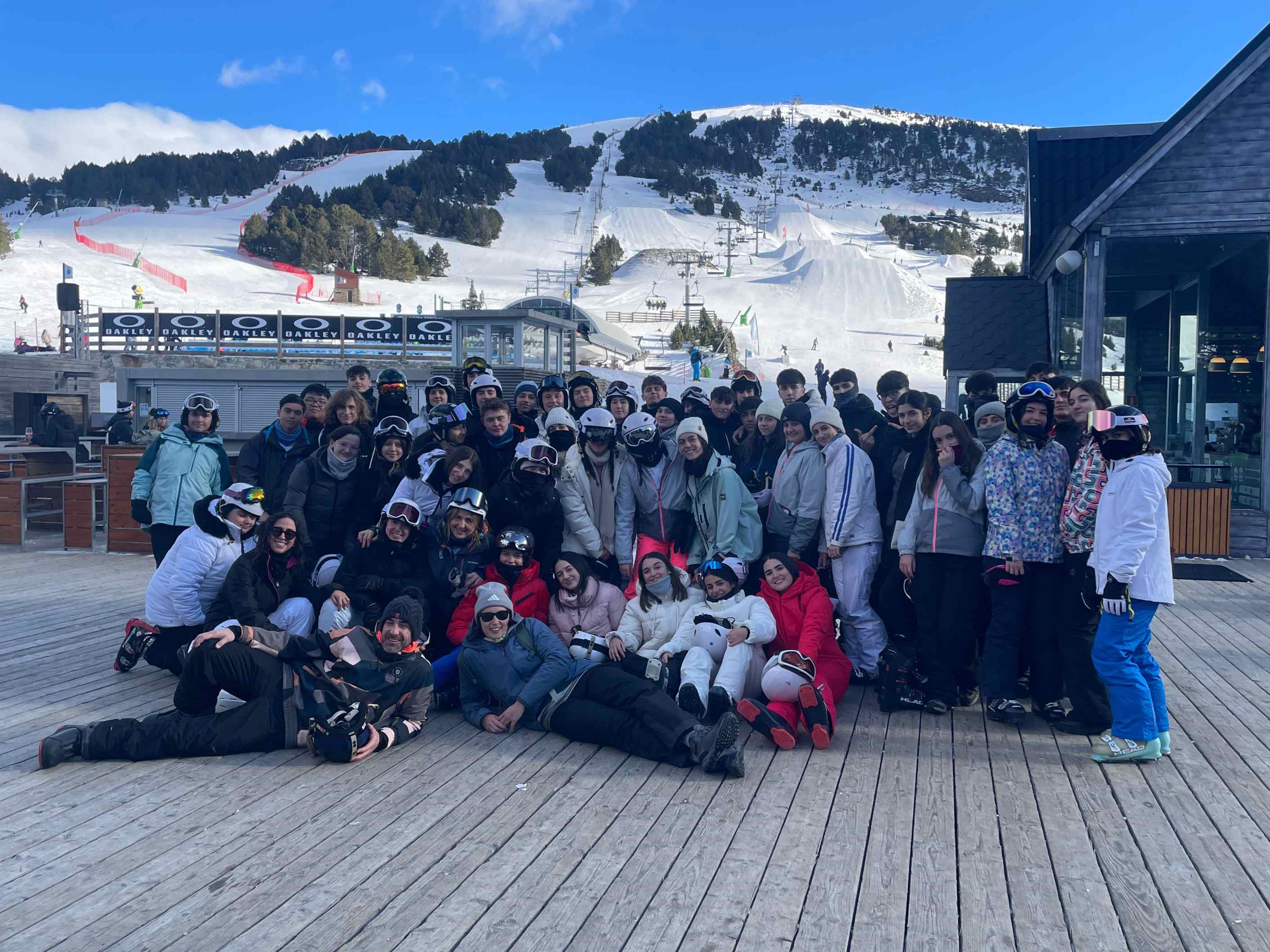 Cerca de 100 alumnos y alumnas del IES Eladio Cabañero disfrutan de la nieve en Andorra